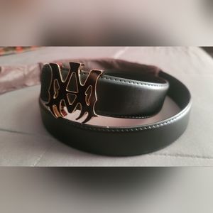 Beautiful Mens belt. Fits up to 40 inch waist.